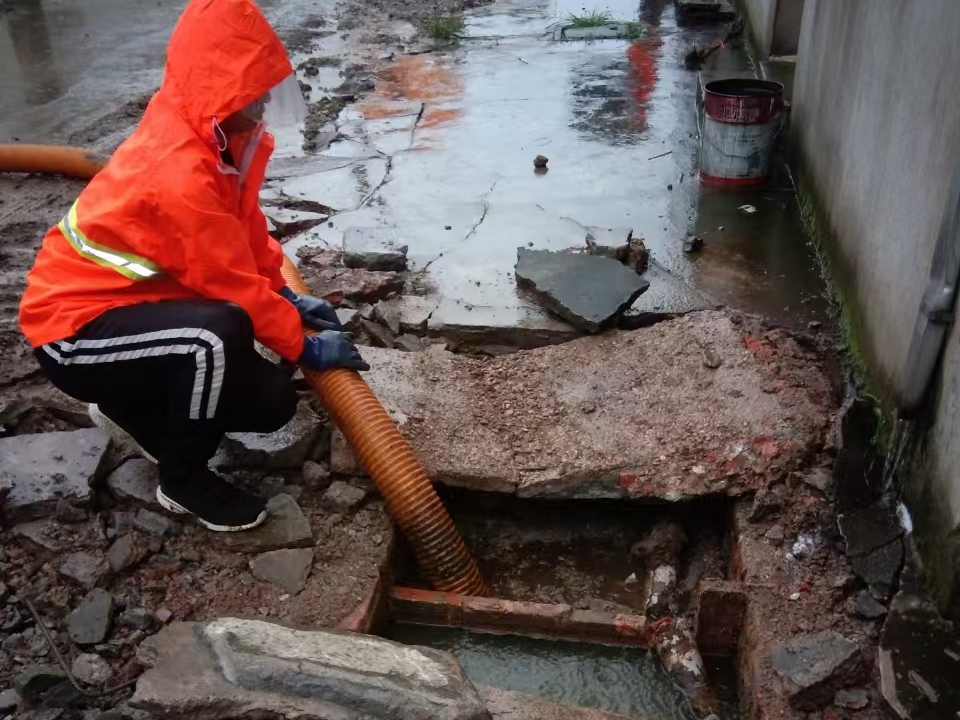 源城专业清理污水池 炜誉市政以规范流程守护城市 “肠道”