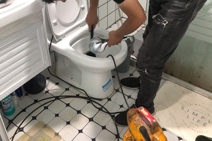 源城马桶堵塞自己疏通还是找师傅?专业上门服务让你省时更省心